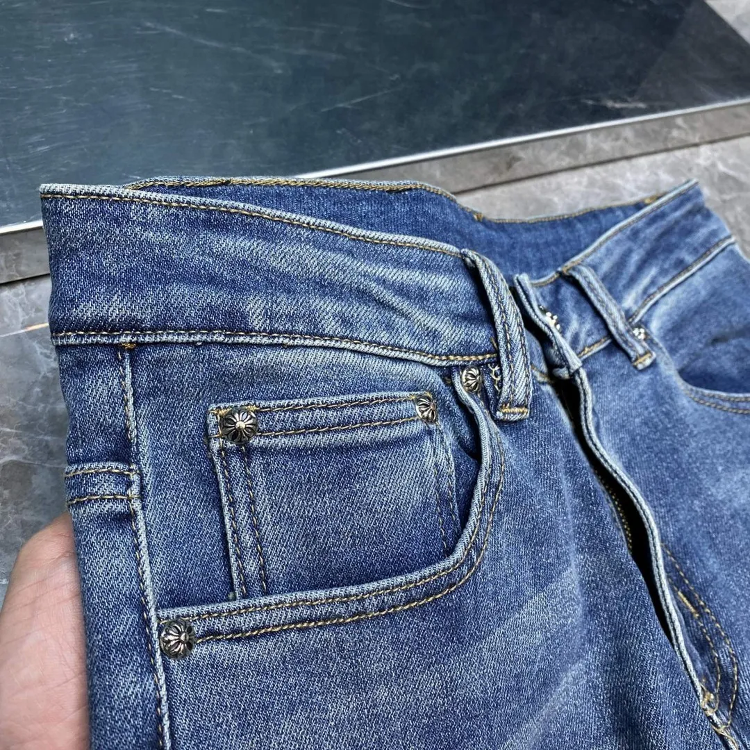 P276 Chrome Hearts🌸Jeans are here🌸 Willow cross ripped jeans. Exclusive custom weaving and dyeing. 100% pure cotton high weight denim fabric. High quality washing! After the pants are finished, do heavy enzyme stone washing and rinsing!  ✨Heavy leather embroidery➕Hand-made ruffles➕Denim whiskers✨Original hardware mold opening! Carrying various craft elements, this season’s most heavily crafted denim trousers!  Suitable for all kinds of outfits and can be worn in all seasons. Recommended color: dyed denim blue. Code numbers: S, M, L, XL
